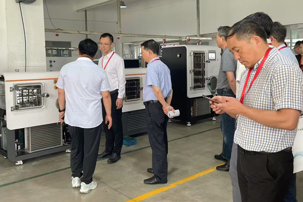 宁波镇海区领导莅临天游TY8检测中心冻干考察指导 图3